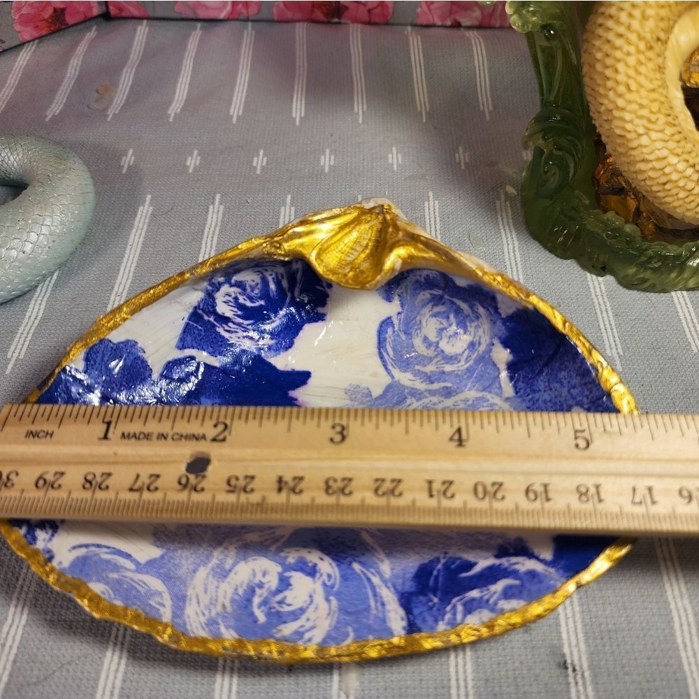 DECOUPAGE CLAM SHELL DECOUPAGE PURPLE FLOWERS ON A CLAM SHELL TRINKET DISH - Picture 8 of 10